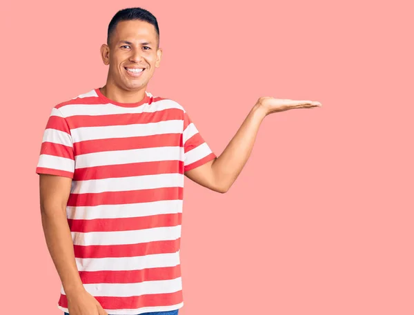 Homem Latino Bonito Jovem Vestindo Roupas Casuais Sorrindo Alegre Apresentando — Fotografia de Stock