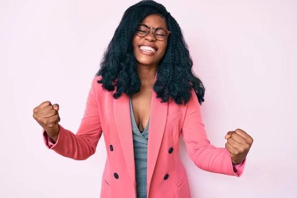 Schöne Afrikanische Frau Businessjacke Und Brille Sehr Glücklich Und Aufgeregt — Stockfoto