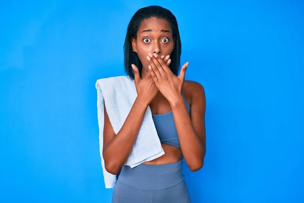 Joven Mujer Afroamericana Con Ropa Deportiva Impactada Cubriendo Boca Con —  Fotos de Stock