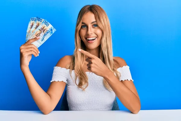 Hermosa Joven Rubia Sosteniendo Billetes 100 Francos Suizos Sonriendo Feliz — Foto de Stock