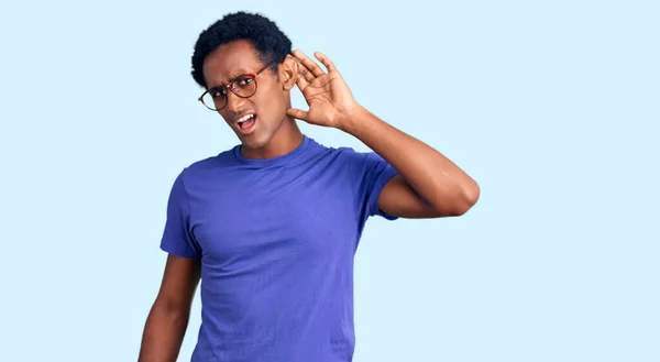 Homem Bonito Africano Vestindo Roupas Casuais Óculos Sorrindo Com Mão — Fotografia de Stock