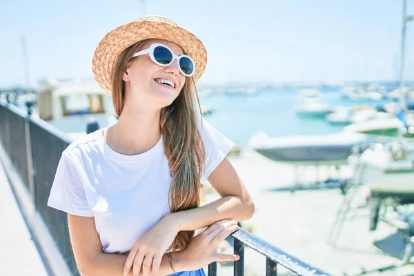 Mujer Rubia Joven Vacaciones Sonriendo Feliz Apoyándose Balaustrada Calle Ciudad —  Fotos de Stock