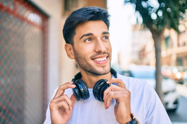 Junger Lateinischer Mann Lächelt Glücklich Und Hört Musik Über Kopfhörer — Stockfoto