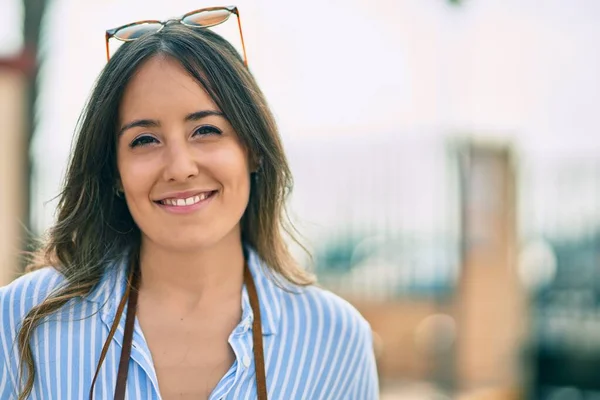 Ung Latinamerikansk Kvinna Ler Lycklig Stående Vid Staden — Stockfoto