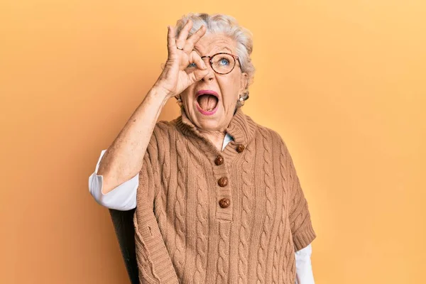 Starsza Siwowłosy Kobieta Robi Pozytywny Gest Oku Zły Szalony Krzyk — Zdjęcie stockowe