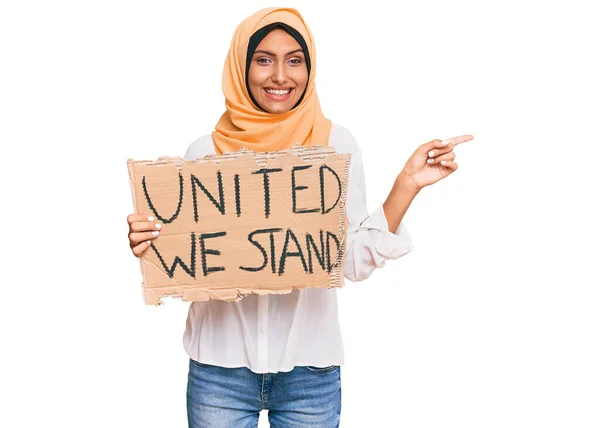 Junge Brünette Arabische Frau Vereint Stehen Wir Banner Lächelnd Glücklich — Stockfoto