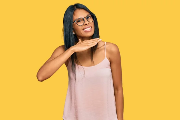 Fiatal Afro Amerikai Alkalmi Ruhát Szemüveget Visel Késként Elvágja Torkát — Stock Fotó
