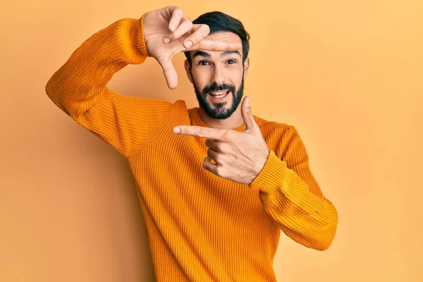 Jonge Spaanse Man Met Baard Casual Kleding Glimlachend Vriendelijk Aanbieden — Stockfoto