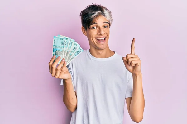 Joven Hispano Sosteniendo Billetes Rupias Indias Sonriendo Con Una Idea —  Fotos de Stock