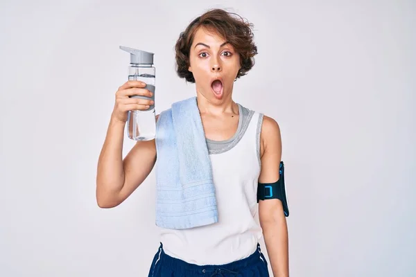 Jonge Latijns Amerikaanse Vrouw Draagt Sportkleding Handdoek Drinken Fles Water — Stockfoto