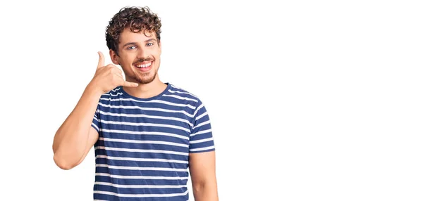 Homem Bonito Jovem Com Cabelo Encaracolado Vestindo Roupas Casuais Sorrindo — Fotografia de Stock