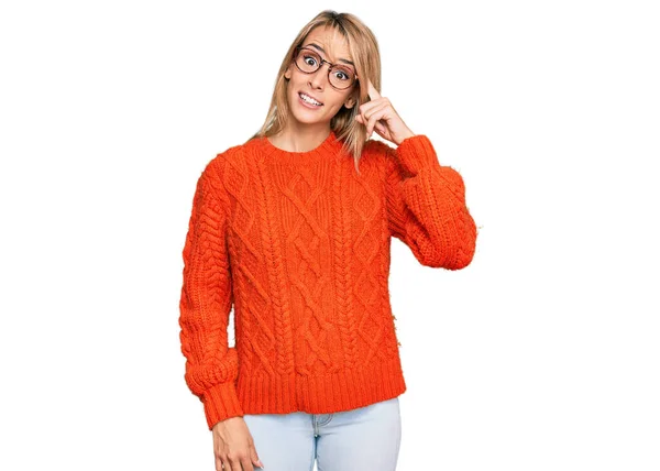 Schöne Blonde Frau Lässiger Kleidung Und Brille Lächelnd Mit Einem — Stockfoto