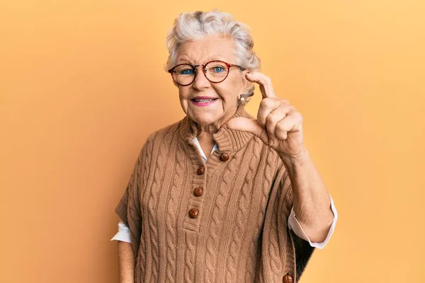 Senior Gråhårig Kvinna Bär Casual Kläder Och Glasögon Leende Och — Stockfoto