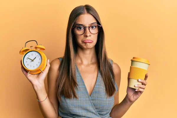 Jovem Hispânica Segurando Despertador Bebendo Uma Xícara Café Take Away — Fotografia de Stock