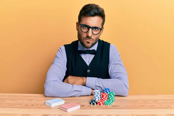 Masada Elinde Poker Fişleri Kartlarla Oturan Yakışıklı Spanyol Krupiyesi Şüpheci — Stok fotoğraf