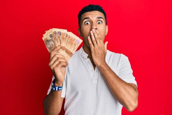 Joven Árabe Sosteniendo Billetes Rand Sudafricanos Cubriendo Boca Con Mano —  Fotos de Stock
