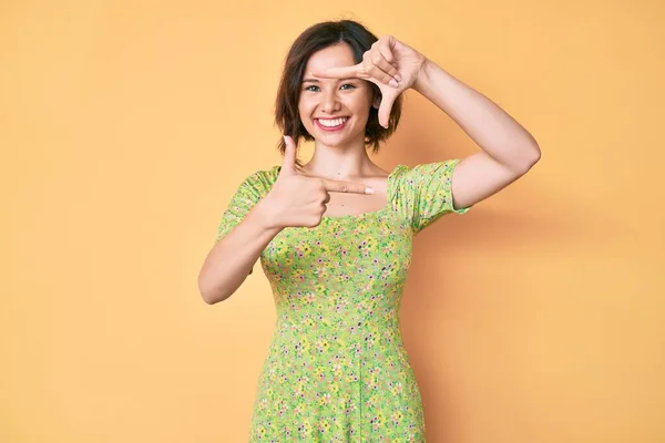 Νεαρή Όμορφη Γυναίκα Φορώντας Casual Ρούχα Χαμογελώντας Κάνοντας Πλαίσιο Χέρια — Φωτογραφία Αρχείου