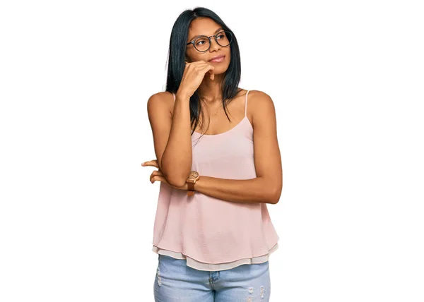 Młoda Afroamerykanka Luźnych Ciuchach Okularach Ręką Podbródku Myśląca Pytaniu Przenikliwym — Zdjęcie stockowe