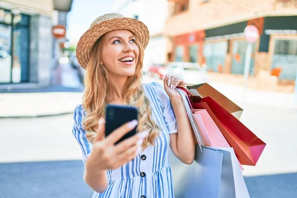 Giovane Bella Donna Shopper Sorridente Felice Andare Negozi Vendita Tenendo — Foto Stock