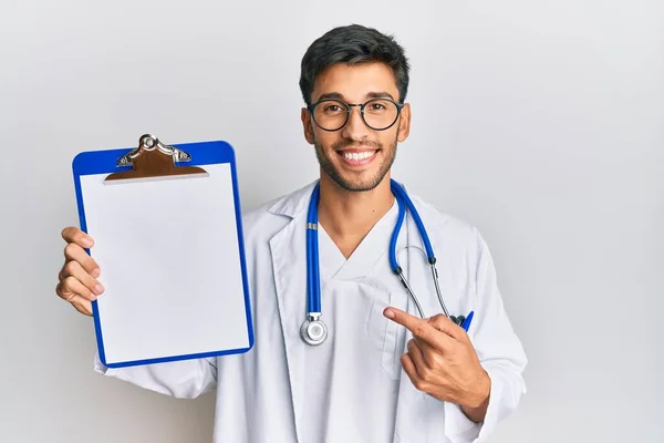 Joven Hombre Guapo Usando Estetoscopio Médico Sosteniendo Portapapeles Sonriendo Feliz — Foto de Stock