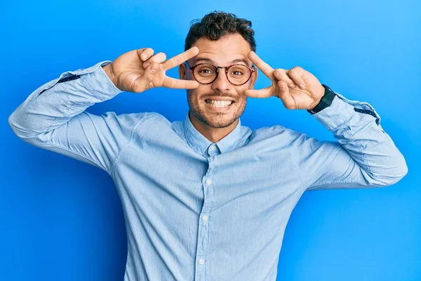 Sakallı Sıradan Giyinen Gözlüklü Yakışıklı Adam Kameraya Hayret Ediyor Gülümsüyor — Stok fotoğraf