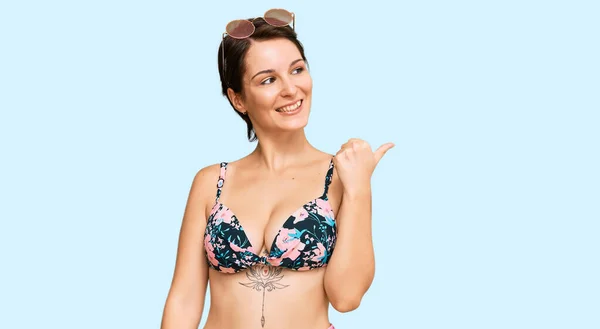 Jonge Brunette Vrouw Met Kort Haar Dragen Bikini Glimlachen Met — Stockfoto