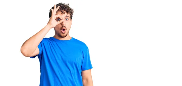 Homem Bonito Jovem Com Cabelo Encaracolado Vestindo Roupas Casuais Fazendo — Fotografia de Stock