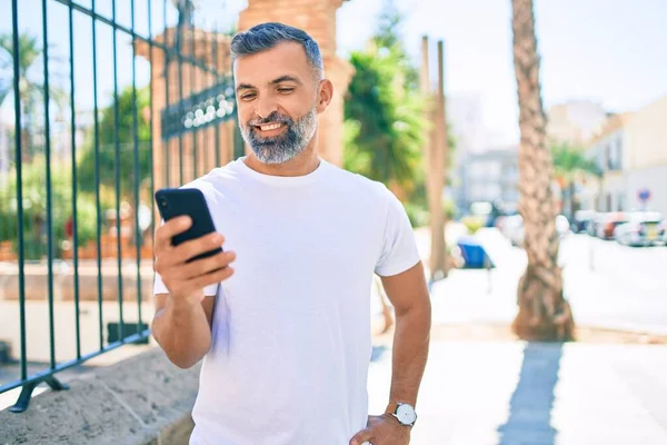 Medioevo Uomo Dai Capelli Grigi Sorridente Felice Utilizzando Smartphone Città — Foto Stock