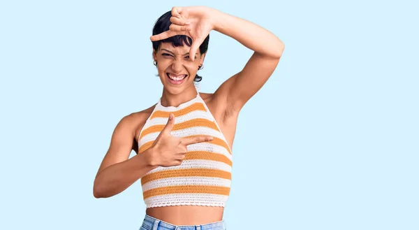 Mulher Morena Jovem Com Cabelo Curto Vestindo Roupas Casuais Sorrindo — Fotografia de Stock