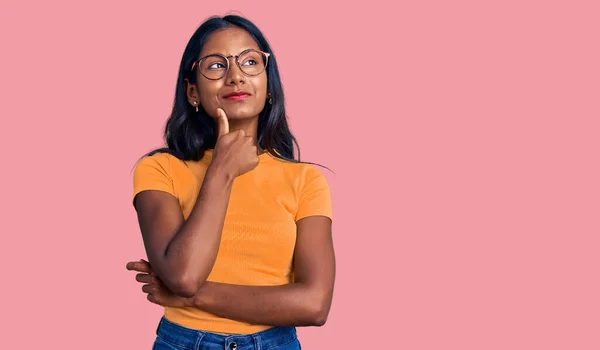 Ung Indian Flicka Bär Casual Kläder Och Glasögon Med Handen — Stockfoto