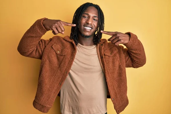 Homem Afro Americano Com Tranças Vestindo Casaco Retro Marrom Sorrindo — Fotografia de Stock