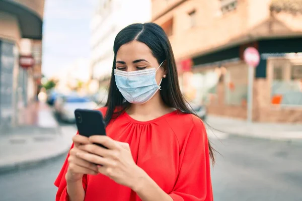 Menina Latina Usando Máscara Médica Usando Smartphone Cidade — Fotografia de Stock