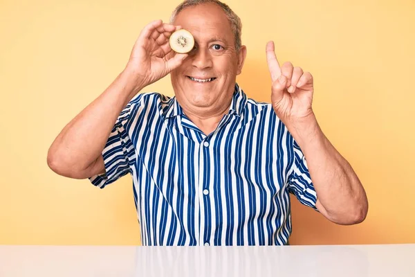 Senior Handsome Man Gray Hair Holding Fresh Kiwi Sitting Table — Stock Photo, Image