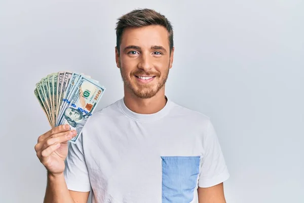 Hombre Caucásico Guapo Sosteniendo Dólares Mirando Positivo Feliz Pie Sonriendo —  Fotos de Stock