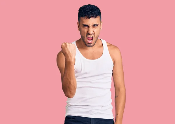 Junger Hispanischer Mann Lässiger Kleidung Wütend Und Verrückt Hebt Frustriert — Stockfoto