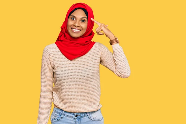 Jovem Afro Americana Vestindo Tradicional Lenço Islâmico Hijab Sorrindo Apontando — Fotografia de Stock