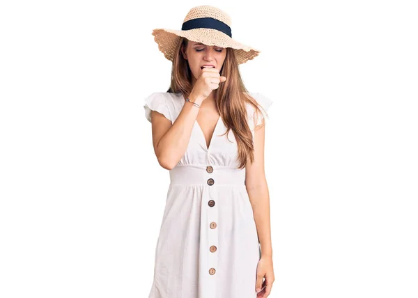 夏のドレスと帽子を身に着けている若い美しいブロンドの女性は具合が悪く感じ 風邪や気管支炎の症状として咳をします ヘルスケアの概念 — ストック写真