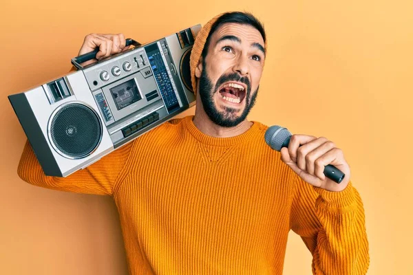 Mladý Hispánec Vousy Drží Boombox Poslouchá Zpěv Hudby Mikrofonem Mrkajícím — Stock fotografie
