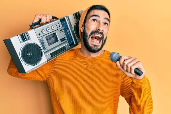 Jovem Hispânico Com Barba Segurando Boombox Ouvindo Música Cantando Com — Fotografia de Stock