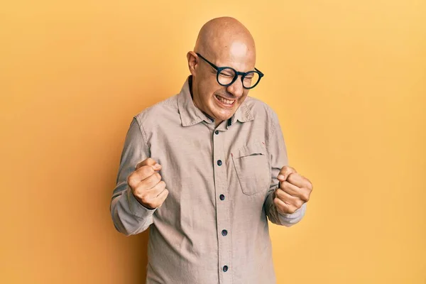 Orta Yaşlı Kel Bir Adam Günlük Kıyafetler Gözlük Takıyor Çok — Stok fotoğraf