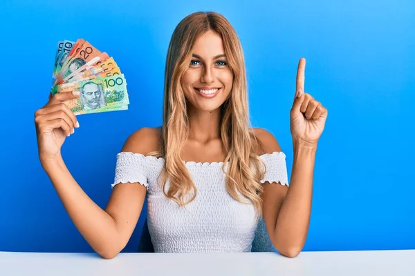 Hermosa Joven Rubia Sosteniendo Dólares Australianos Sonriendo Con Una Idea — Foto de Stock