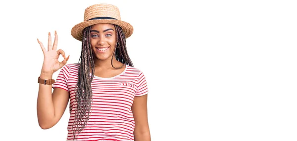 Mujer Afroamericana Joven Con Trenzas Con Sombrero Verano Sonriendo Positiva —  Fotos de Stock