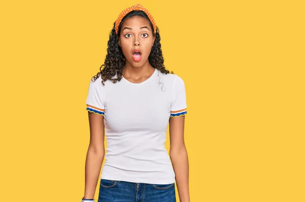 Mladý Africký Americký Dívka Sobě Ležérní Oblečení Strach Šokovaný Překvapením — Stock fotografie