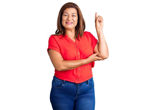 Mulher Latina Meia Idade Vestindo Roupas Casuais Sorrindo Feliz Apontando — Fotografia de Stock