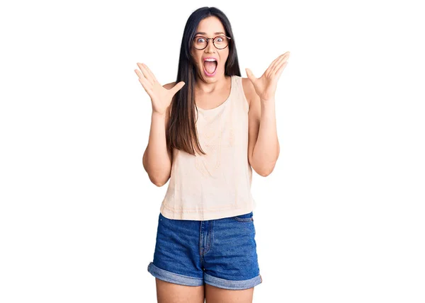 Joven Hermosa Mujer Caucásica Vistiendo Ropa Casual Gafas Celebrando Loco — Foto de Stock