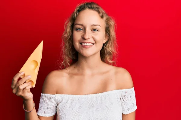 Hermosa Mujer Caucásica Sosteniendo Pedazo Queso Emmental Que Positiva Feliz — Foto de Stock