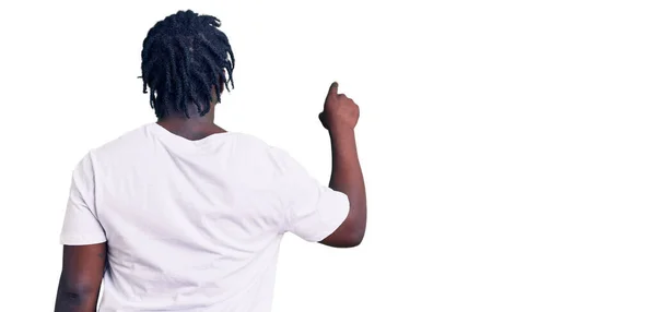 Jovem Afro Americano Com Tranças Vestindo Camisa Branca Casual Posando — Fotografia de Stock