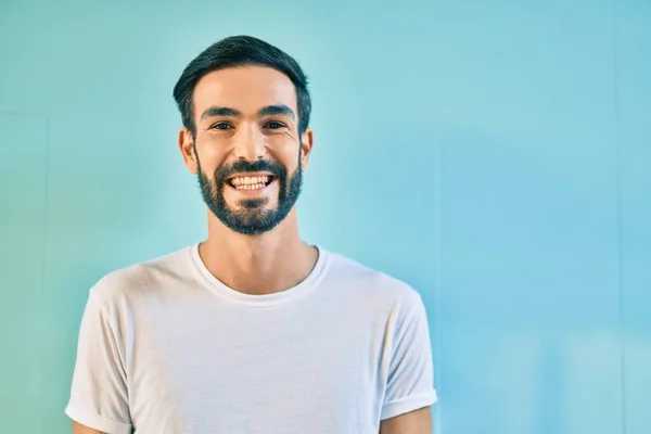 Joven Hispano Sonriendo Feliz Pie Ciudad —  Fotos de Stock