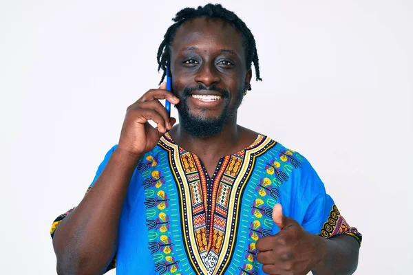 Jovem Afro Americano Com Tranças Vestindo Tshirt Étnica Conversando Smartphone — Fotografia de Stock