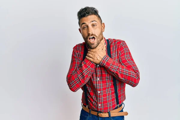 Hombre Guapo Con Barba Vistiendo Hipster Elegante Mirada Gritando Sofocar —  Fotos de Stock